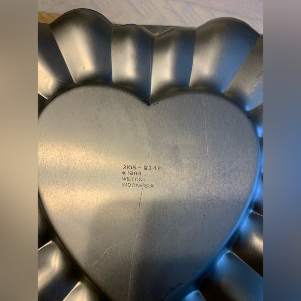 EMBOSSED HEART Cake Pan. WILTON Vintage. Good used condition. - Picture 3 of 3